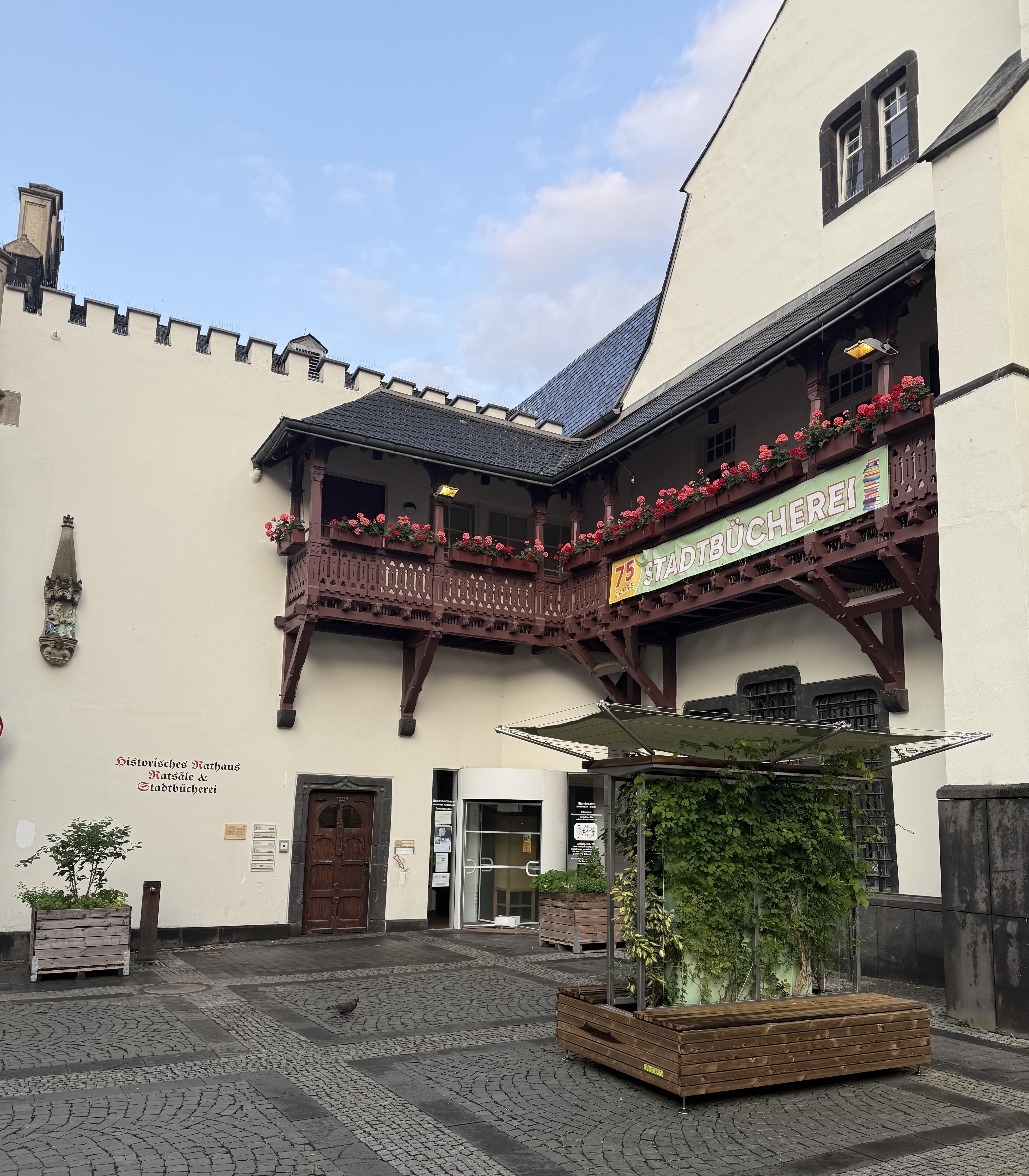 Stadtbücherei Andernach von außen mit Pflanzeninsel.